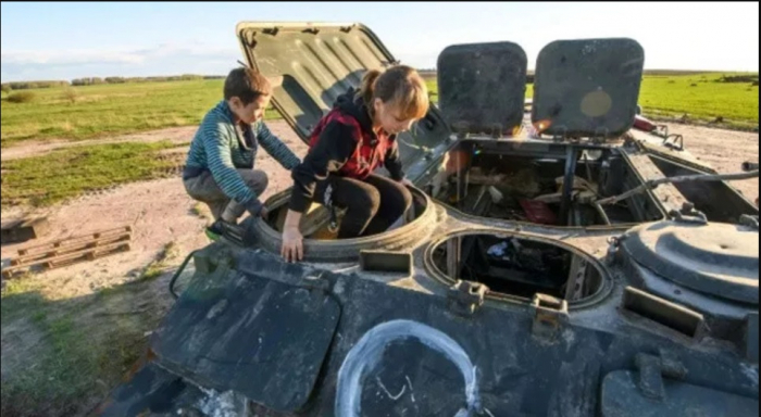       Ukraynada uşaq olmaq:    Tərk edilmiş rus zirehli maşınları əyləncəyə çevrildi   