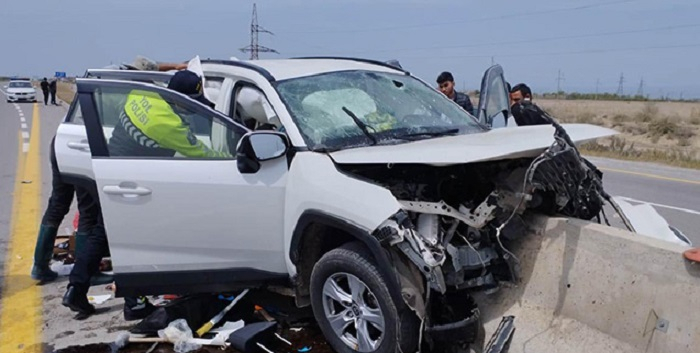    “Toyota” beton lövhəyə çırpıldı,   ər və arvad öldü      