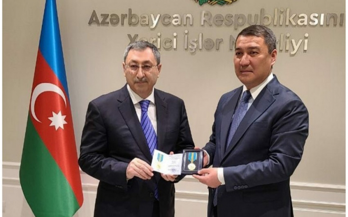Tokayev Xələfovu təltif edib
