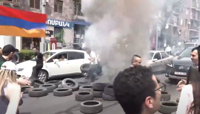    İrəvanda etirazçılar barrikadalar qurur -    VİDEO      