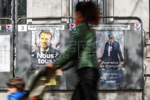 Le Pen suaviza su polémica propuesta de prohibir el velo islámico en la calle