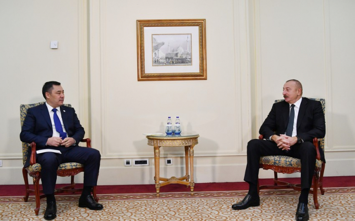   Los presidentes de Azerbaiyán y Kirguistán celebran reunión privada  