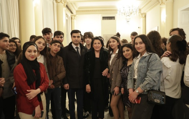    Gürcüstan prezidenti azərbaycanlı gənclərlə görüşdü   