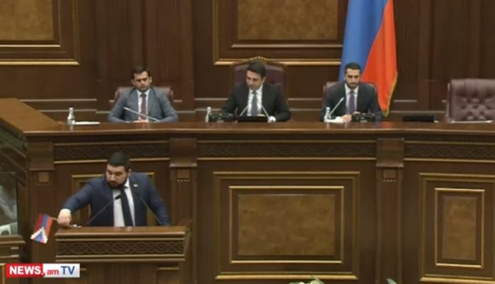    Ermənistan parlamentinə taxılan separatçı bayrağı endirildi -  VİDEO   