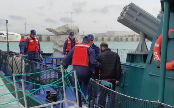        Kapitan köməkçisinin dənizdə səhhəti pisləşdi -    FOTOLAR   
    