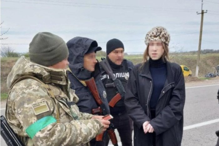 Qadın paltarı geyinib, qaçmaq istədi -  FOTO 