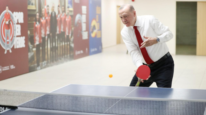    Ərdoğan tələbələrlə stolüstü tennis oynadı -    VİDEO     
   