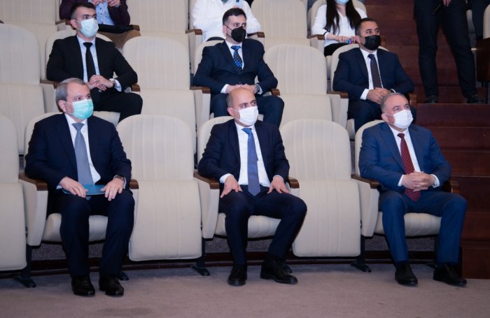 Nazir “Code Academy”nin məzunu olan AzTU tələbələrinə diplomları təqdim edib  
  
