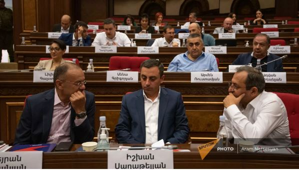 Təxribatçı erməni deputatlar  Qarabağa buraxılmadı    