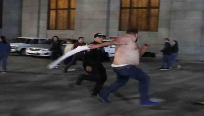    İrəvanda lüt aksiya keçirən blogeri    terrorizm maddəsi ilə saxladılar      