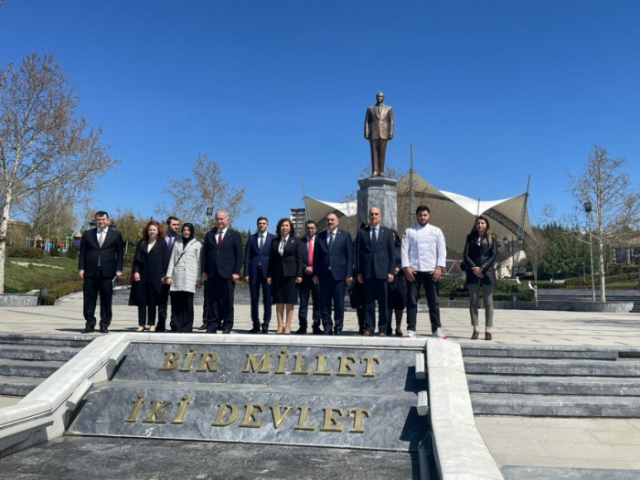 La delegación azerbaiyana visita Turquía