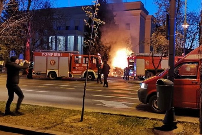    Rumıniyada kişi  Rusiya səfirliyinin qarşısında özünü yandırdı  