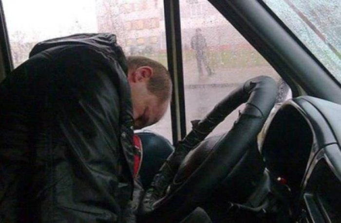    Avtobus sürücüsü sükan arxasında öldü      
