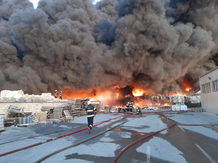   Helicópteros y un tren participan en la extinción del incendio ocurrido en la segunda ciudad más grande de Azerbaiyán  