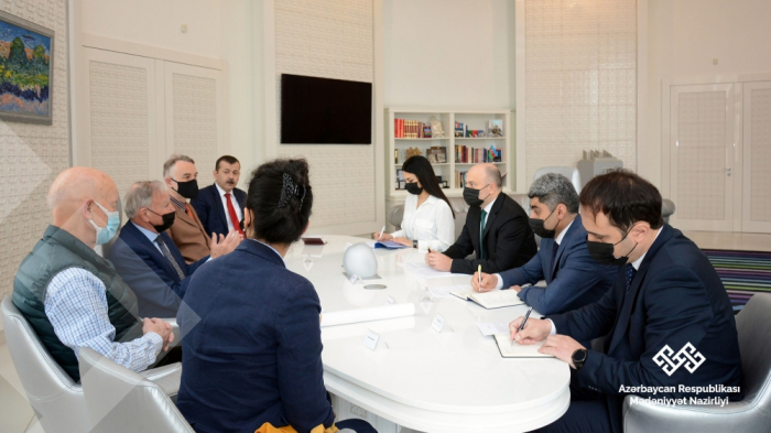 Ministro de Cultura de Azerbaiyán se reúne con lores británicos