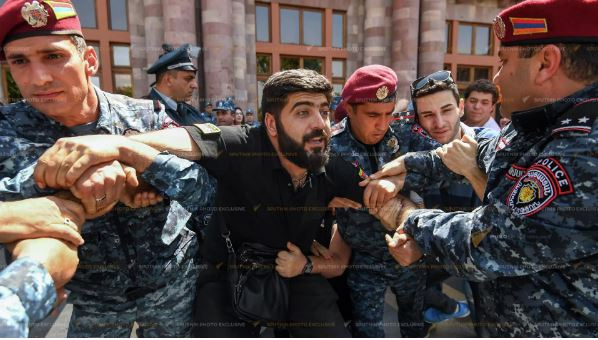    Polis İrəvanda tələbələrin etiraz aksiyasını dağıdıb    