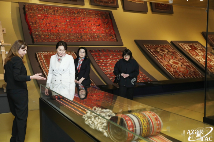 La esposa del presidente de Kirguistán visita el Museo Nacional de Alfombras de Azerbaiyán