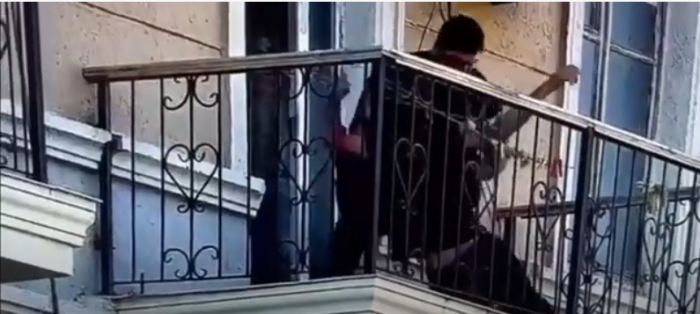       Polisin yanğında zəhərlənən şəxsi xilas etməsi    VİDEOSU      
