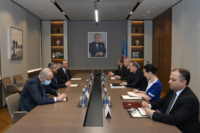   Aserbaidschanischer Außenminister trifft sich mit dem Generalsekretär der Welttourismusorganisation  