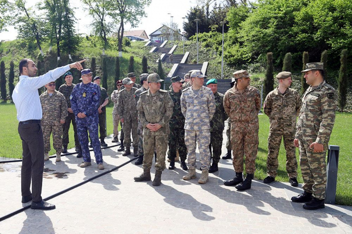   Ausländische Militärattachés besuchen die Militäreinheit der aserbaidschanischen Armee  