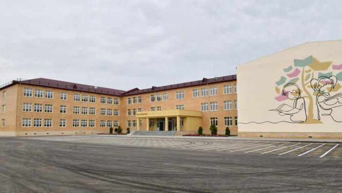   Präsident Ilham Aliyev und First Lady nehmen an der Eröffnung der Sekundarschule in Sabuntschu teil  