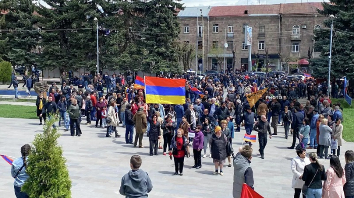 Gümrüdə Paşinyanın əleyhinə aksiya -     İrəvan yolu bağlandı