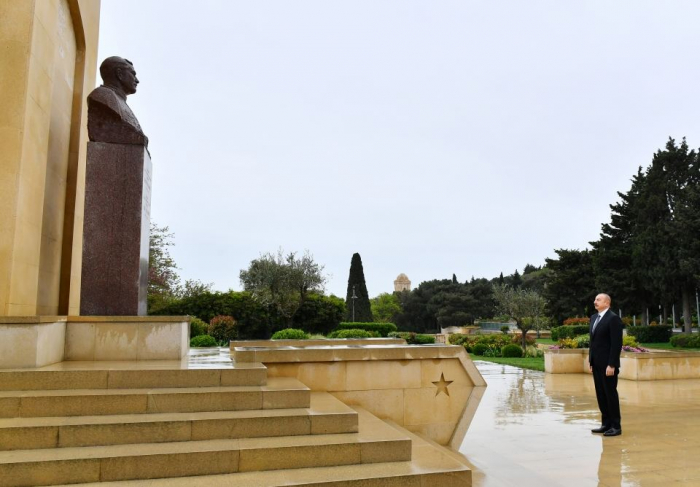 President Ilham Aliyev pays tribute to Azerbaijanis who died for victory over fascism