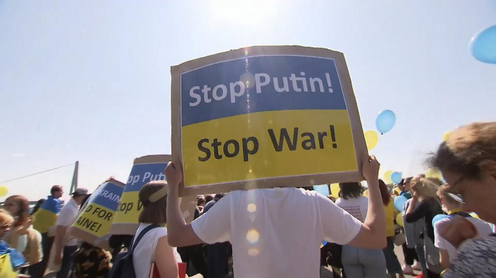   Pro-Russian and pro-Ukrainian demonstrations in Cologne -   NO COMMENT    