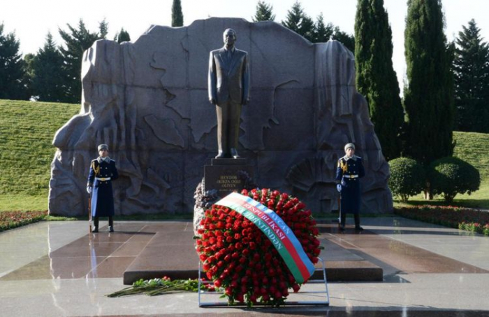  President Ilham Aliyev and First Lady Mehriban Aliyeva visit grave of great leader Heydar Aliyev 