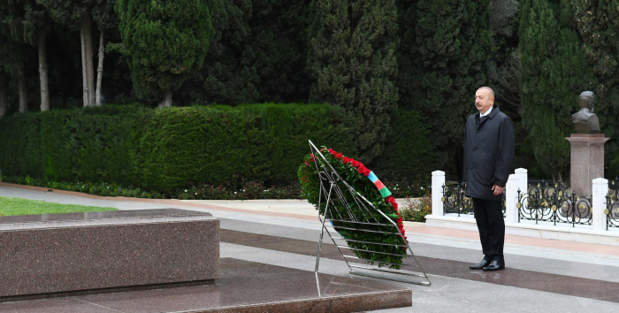   Präsident Ilham Aliyev besucht das Grab des Nationalleaders  