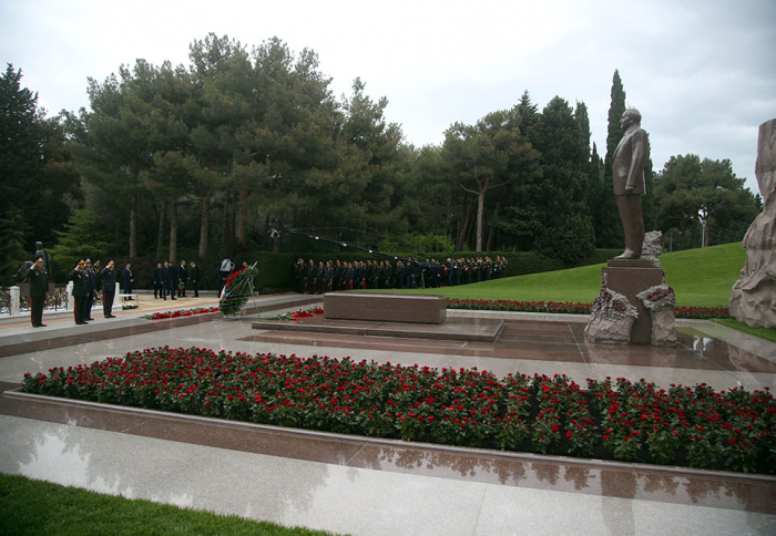 Azerbaijani Defense Ministry’s leadership pays tribute to memory of national leader Heydar Aliyev 