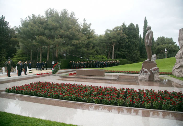 Dirección del Ministerio de Defensa rinde homenaje al líder nacional Heydar Aliyev