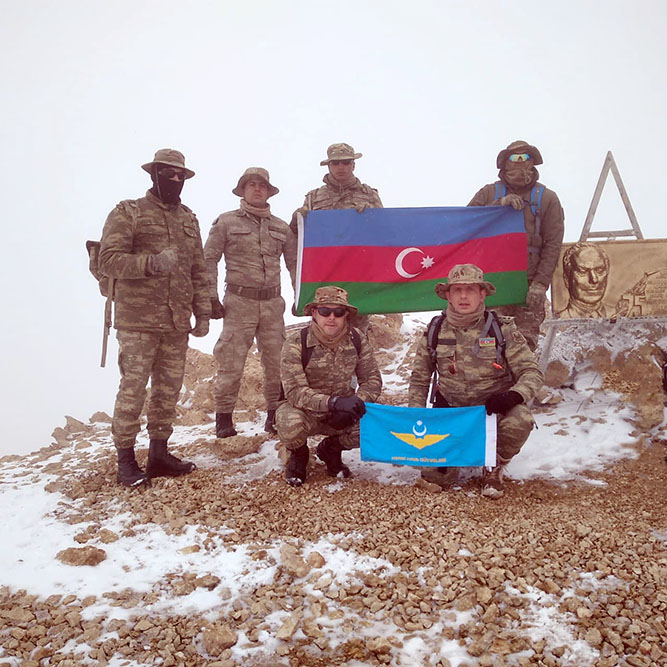 Azerbaijani servicemen complete expedition to Heydar Peak