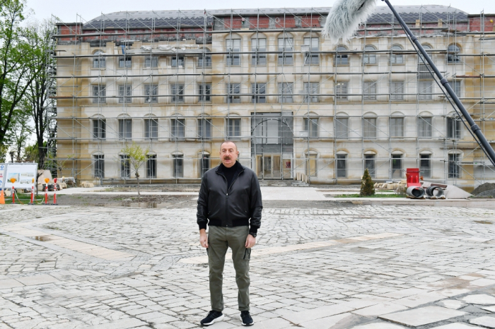   Ilham Aliyev a prononcé une allocution devant un bâtiment administratif à Choucha  