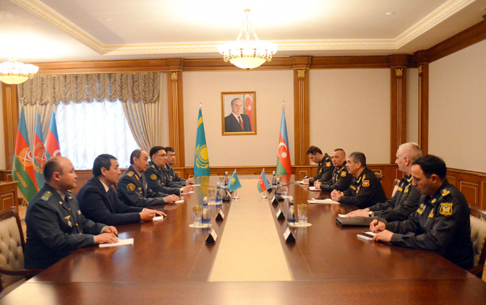   Verteidigungsminister trifft sich mit dem Chef der allgemeinen Geheimdienstabteilung des kasachischen Verteidigungsministeriums  