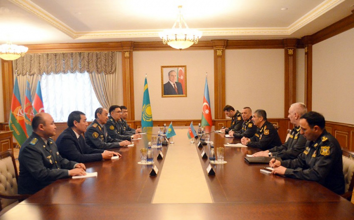   El ministro de Defensa de Azerbaiyán se reúne con el jefe del Departamento de Inteligencia General del Ministerio de Defensa de Kazajstán  