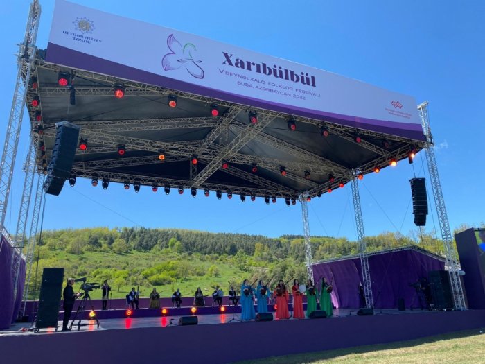    V “Xarıbülbül” Festivalı davam edir   
