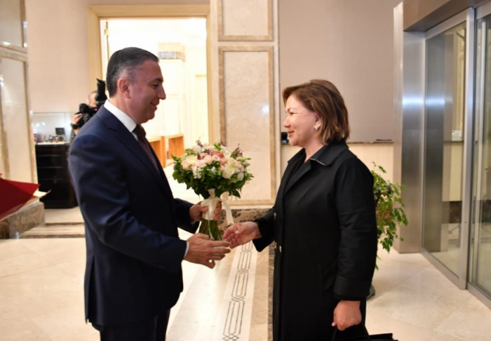 La vicepresidenta del Parlamento kazajo llega a Azerbaiyán