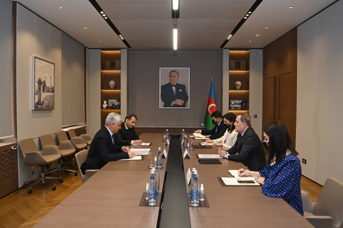   Aserbaidschanischer Außenminister trifft sich mit ECO-Generalsekretär  