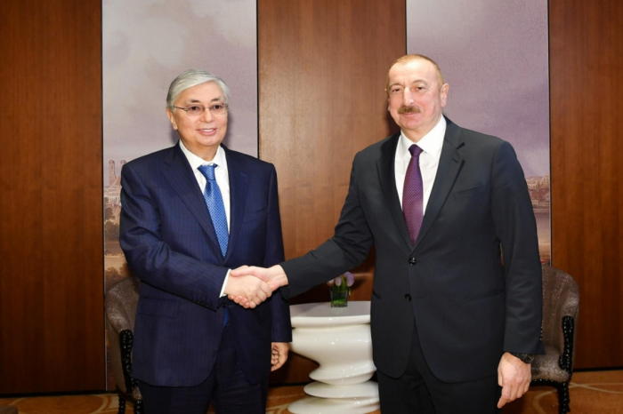   Präsidenten Aserbaidschans und Kasachstans führen Telefongespräch  