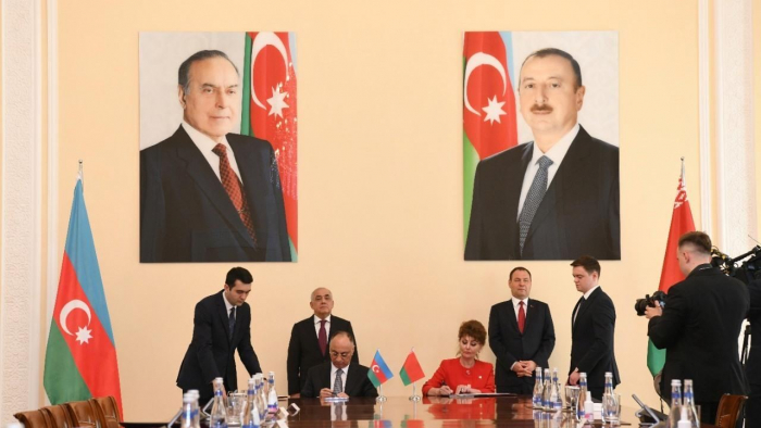 Ministerpräsidenten von Aserbaidschan und Weißrussland unterzeichnen Dokumente in Baku
