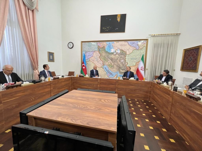   Stellvertretender Ministerpräsident von Aserbaidschan trifft sich mit dem iranischen Außenminister  
