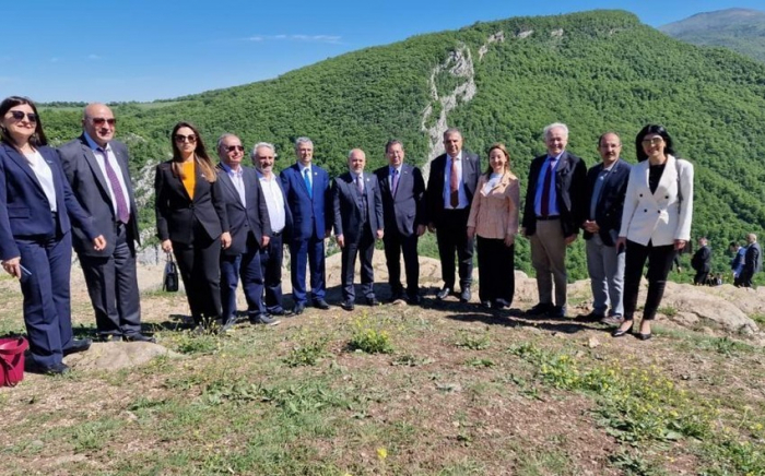   Aserbaidschanische, türkische und georgische Abgeordnete besuchen Dschidir-Ebene  