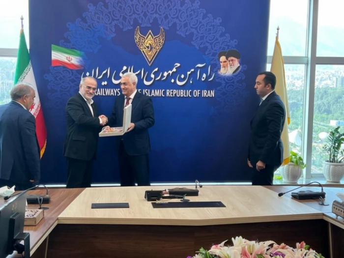 Azerbaiyán e Irán discuten las perspectivas de cooperación en el sector ferroviario