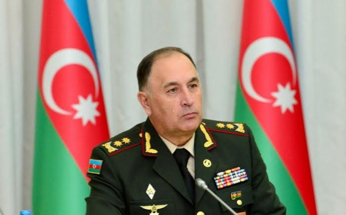   El Jefe de Estado Mayor de Azerbaiyán inspecciona el equipo que se demostrará en el festival TEKNOFEST  