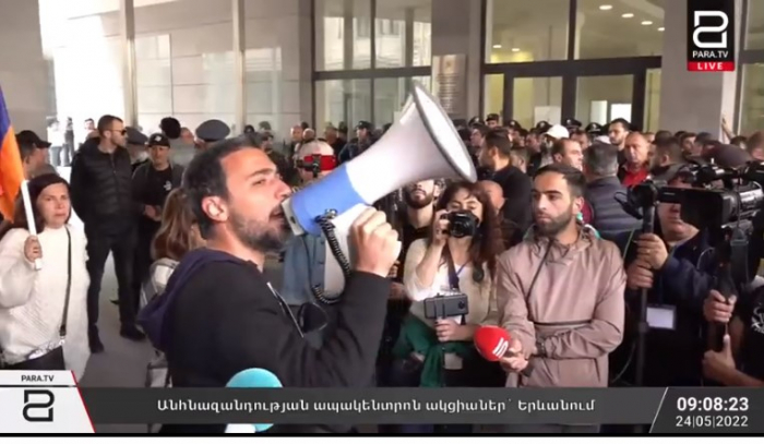   La oposición ataca el edificio del Ministerio de Relaciones Exteriores en Ereván -   EN VIVO    