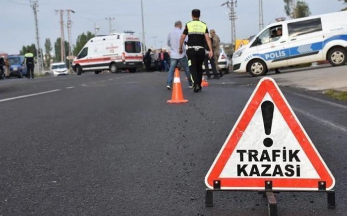 Turist avtobusu qəzaya uğrayıb,  xəsarət alan var 