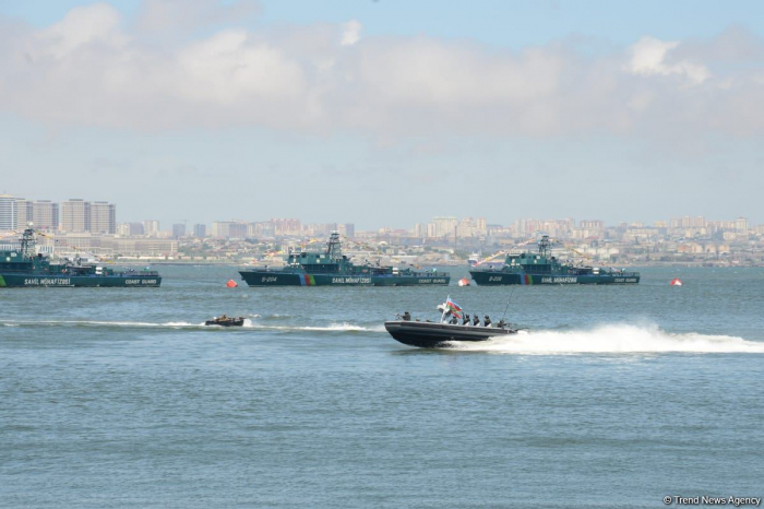 Specialized troops of Azerbaijani Navy forces perform various maneuvers within framework of TEKNOFEST festival in Baku
