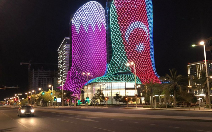 Las torres gemelas de Qatar se iluminaron con los colores de la bandera de Azerbaiyán