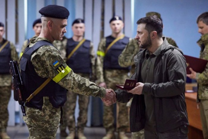    Zelenski Xarkovda müşavirə keçirdi  
   
